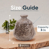 Small stone-patterned jar with dimensions and capacity label on a wooden surface.